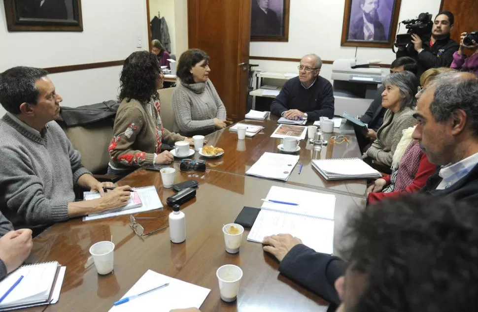 PRESENTACIÓN. El vicerrector, José García (en la cabecera), explicó a dirigentes de Adiunt el proyecto de reforma del estatuto que impulsan las autoridades. LA GACETA / FOTO DE HÉCTOR PERALTA