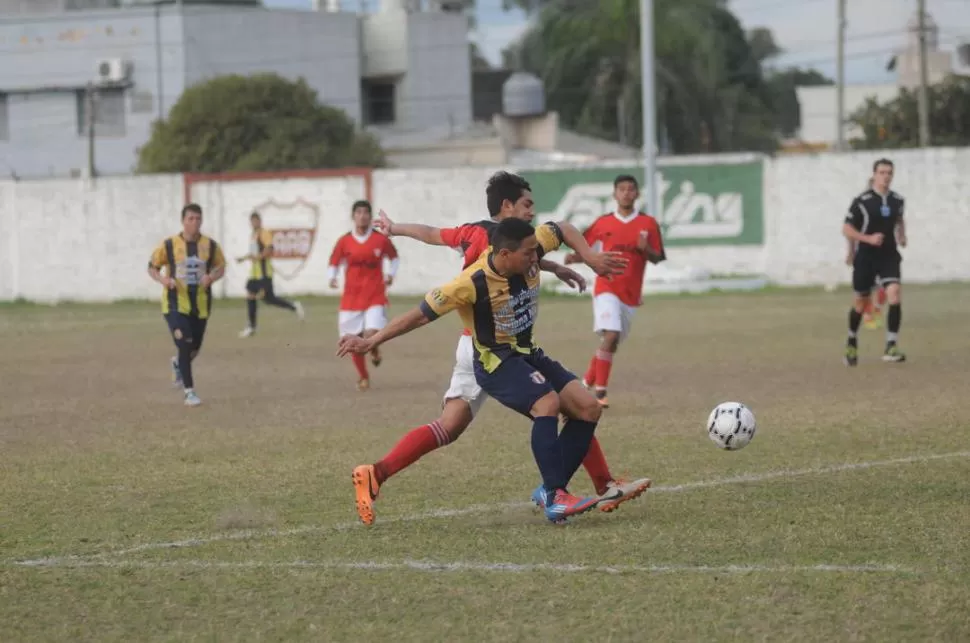 INTENSA LUCHA EN LA MITAD DE LA CANCHA. Diego Heredia García, de All Boys, intenta llevarse la pelota ante la marca de Maximiliano Santillán, de Experimental, en el cotejo disputado en Villa Urquiza. 