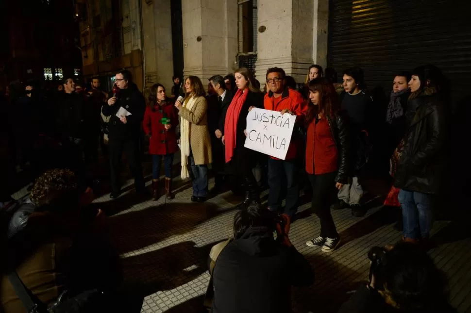 PROTESTA. Ayer reclamaron en la puerta del boliche que sea clausurado. dyn