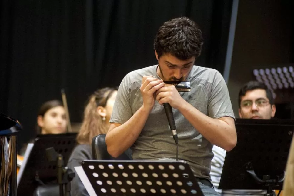 EN ENSAYO. Franco Luciani prueba su armónica junto a la Orquesta Juvenil de la UNT de Gustavo Guersman. la gaceta / foto de Diego Aráoz 