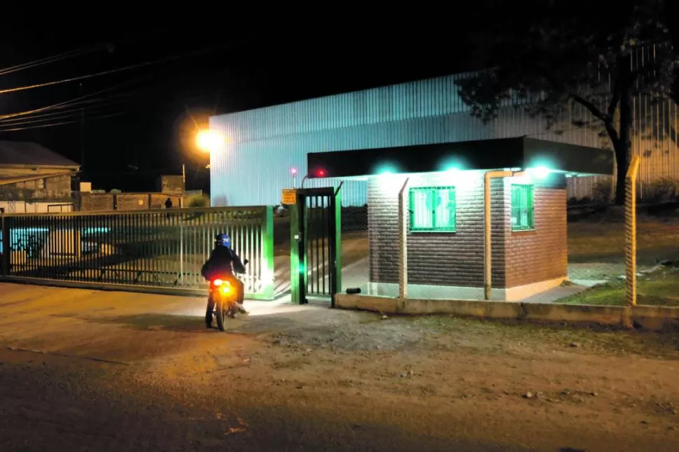 LA CITRÍCOLA. Era de noche cuando los asaltantes llegaron al lugar en moto y encapuchados, y escaparon llevándose alrededor de $ 40.000. la gaceta / foto de inés quinteros orio