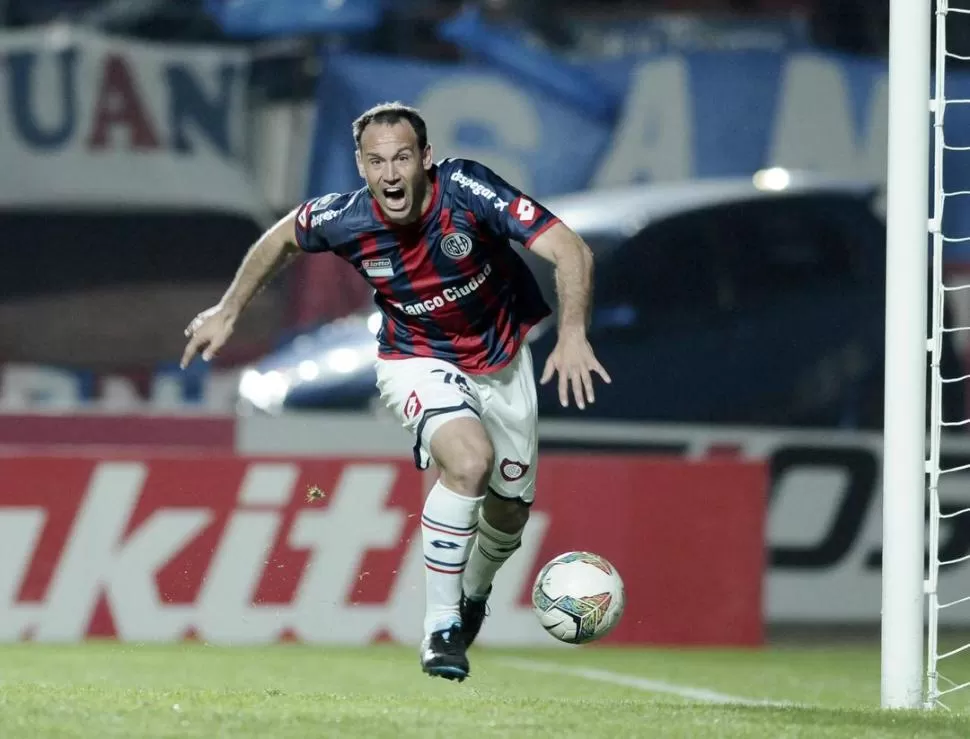 ABRIÓ EL CAMINO. Mauro Matos puso el 1-0 de San Lorenzo y lo festejó con todo. 