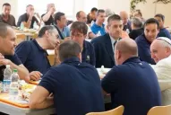 El Papa Francisco cargó su bandeja y almorzó con los empleados del Vaticano