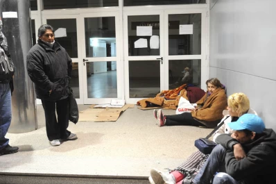 Esperan a la intemperie para lograr un turno en el hospital Padilla