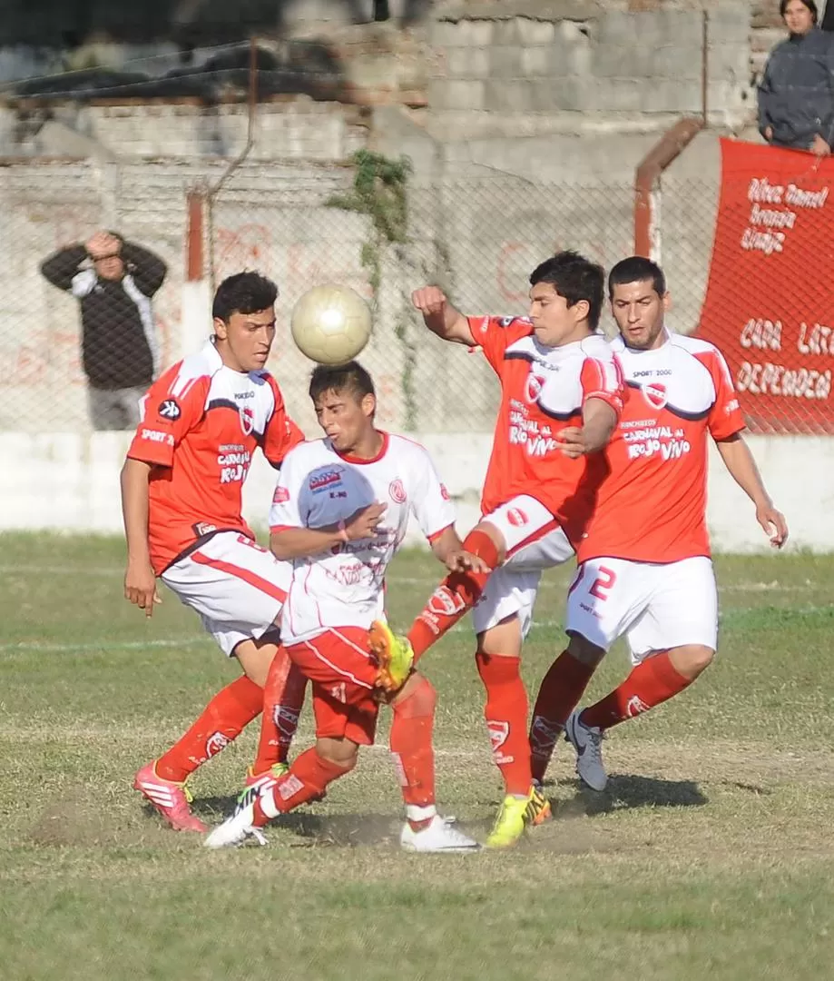 TODOS EN BUSCA DE LA PELOTA. El volante Diego Herrera, de Jorge Newbery, es rodeado por los jugadores de San Antonio. No se pudieron sacar ventaja en el sur. 