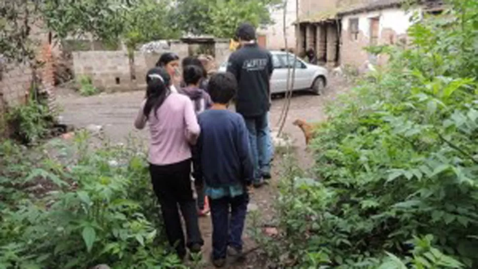 TRABAJO INFANTIL. Cuatro niños trabajaban desmalezando huertos. FOTO RENATEA