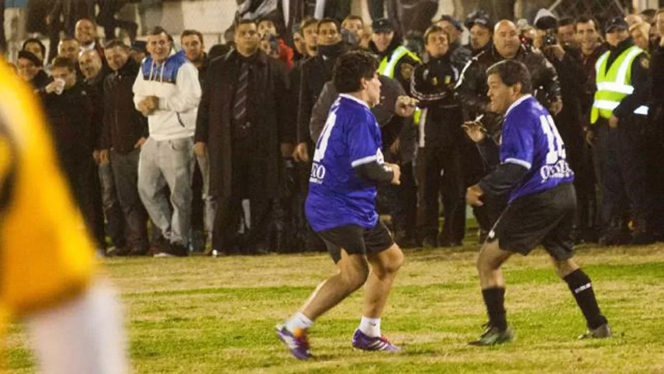 DIVERTIDO. Maradona practicó boxeo en pleno campo de juego con su amigo el ex campeón del mundo Santos Falucho Laciar. FOTO TOMADA DE LAVOZ.COM.AR