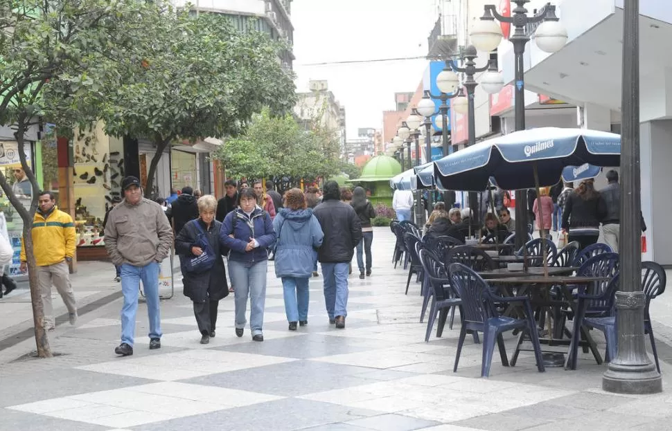  VIEJO ASPECTO. La peatonal Muñecas fue remodelada en la década del 90, cuando instalaron nuevos pisos; desde entonces se hizo poco y nada.  