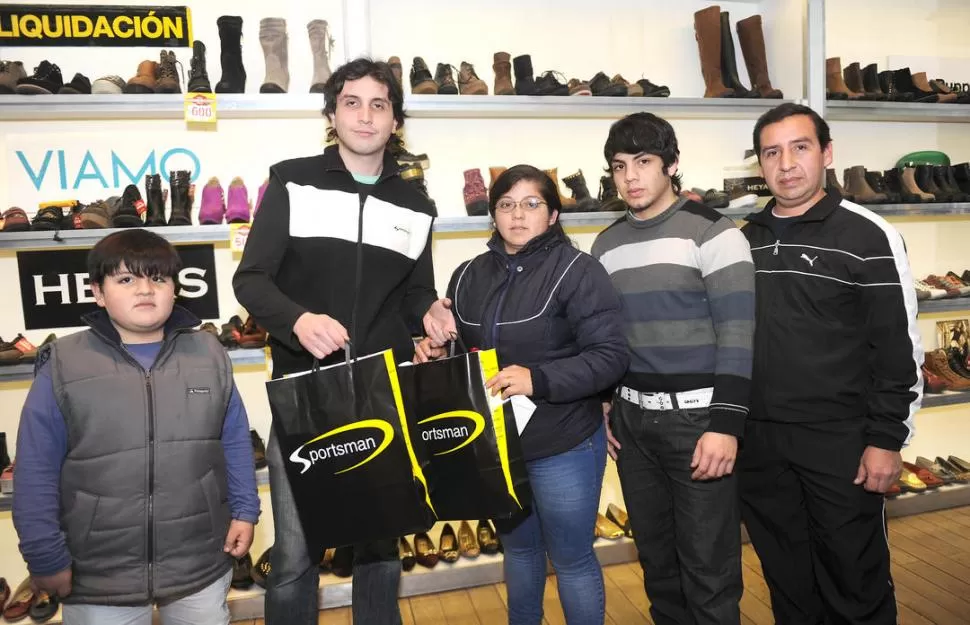 EN FAMILIA. Claudia fue a retirar el premio con sus hijos y su esposo. la gactea / foto de hector peralta