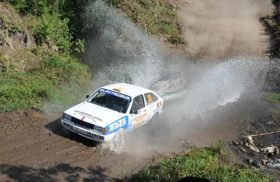 EL MISMO, PERO MÁS POTENTE. El VW Gol de Oyola pasa un vado con la velocidad de la categoría N-1 en la temporada anterior. El domingo vuelve, pero como un A-6.  