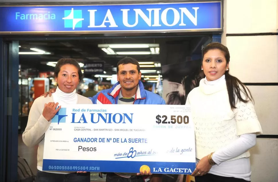 CON EL PREMIO. Héctor posa con una gigantografía de la orden de compra. la gaceta / foto de hector peralta