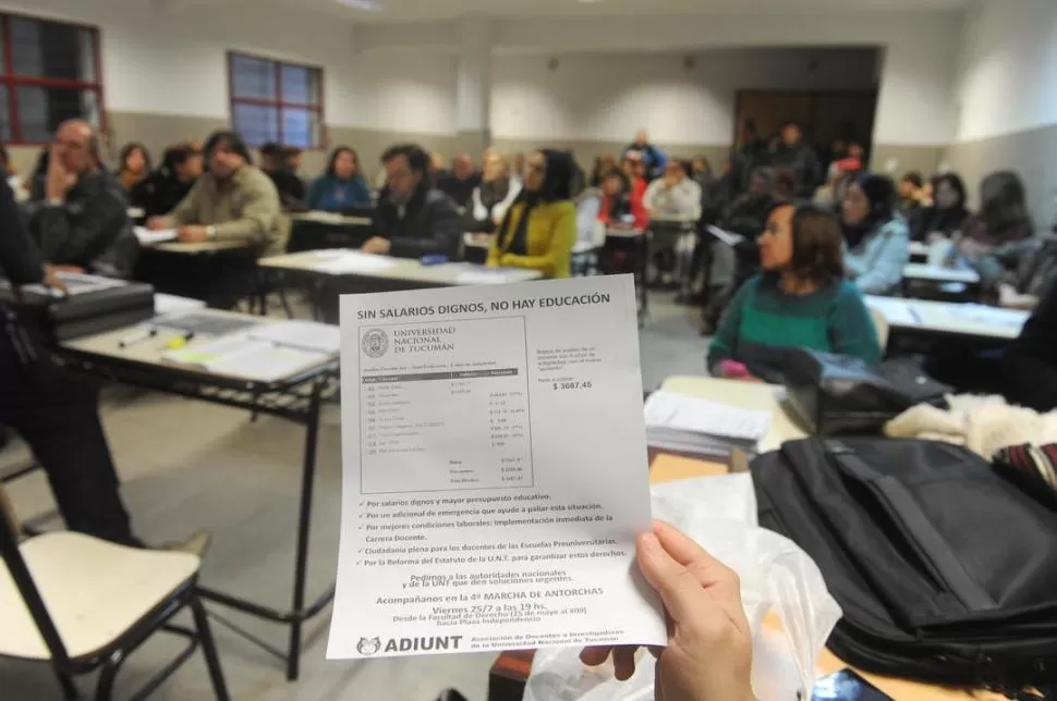 ASAMBLEA. Alrededor de 120 docentes de las siete escuelas experimentales debatieron ayer en el Instituto Técnico. la gaceta / foto de antonio ferroni