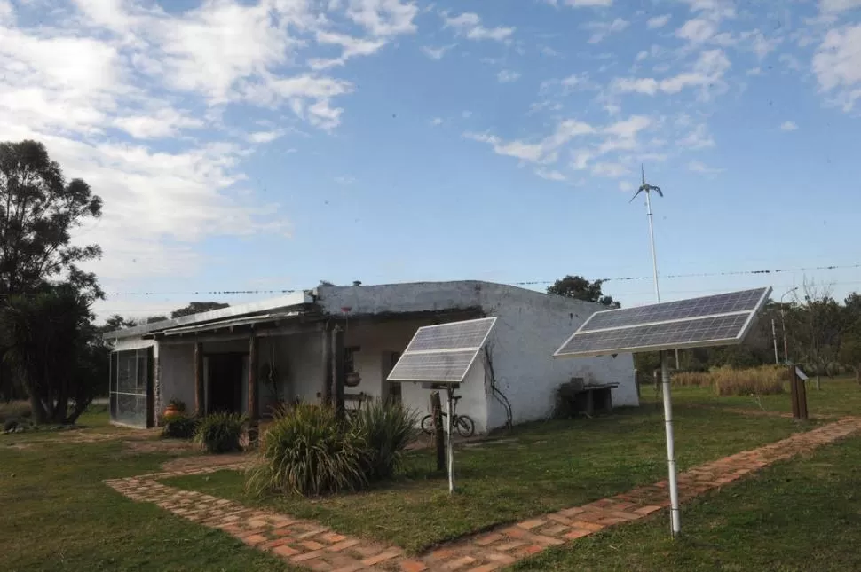 UNA EXPERIENCIA DIFERENTE. La Ecocasa del Cadillal recibe energía solar y del viento a través de pantallas solares y por un generador eólico. la gaceta / foto de Antonio Ferroni