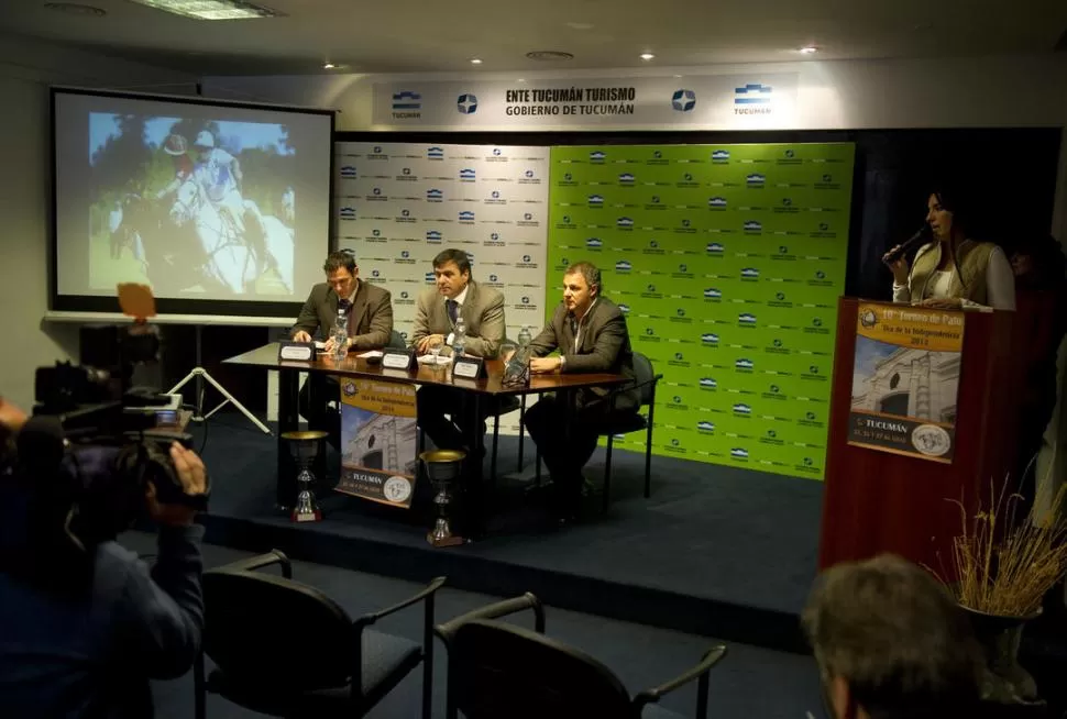 PRESENTACIÓN. Sassi Colombres, Racedo Aragón y Capmany, en la conferencia. 