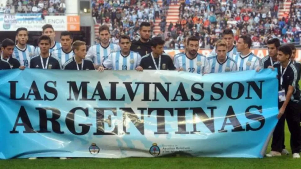 CARTEL POLÉMICO. Los jugadores reclamaron la soberanía en un amistoso. 