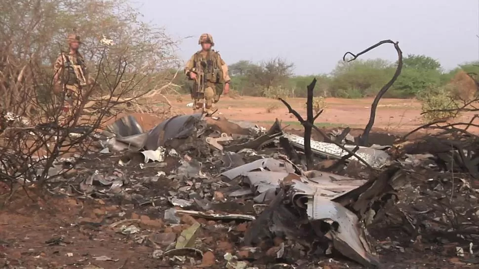 EN GOSSI. Soldados franceses custodian los restos del avión de Air Algerie. REUTERS