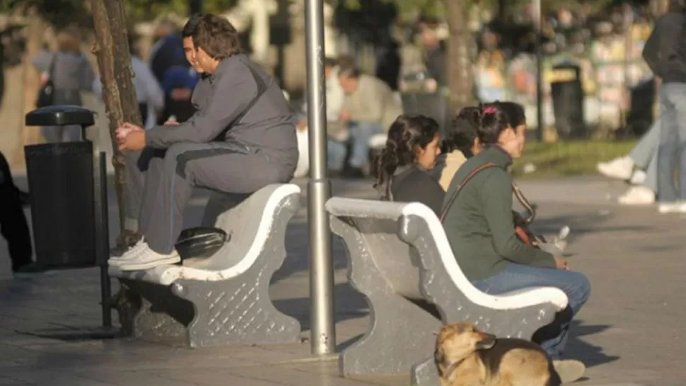 DEMASIADO FRIO. Los rayos de sol no alcanzaron a entibiar a los visitantes de la plaza Independencia. LA GACETA / INES QUINTEROS ORIO