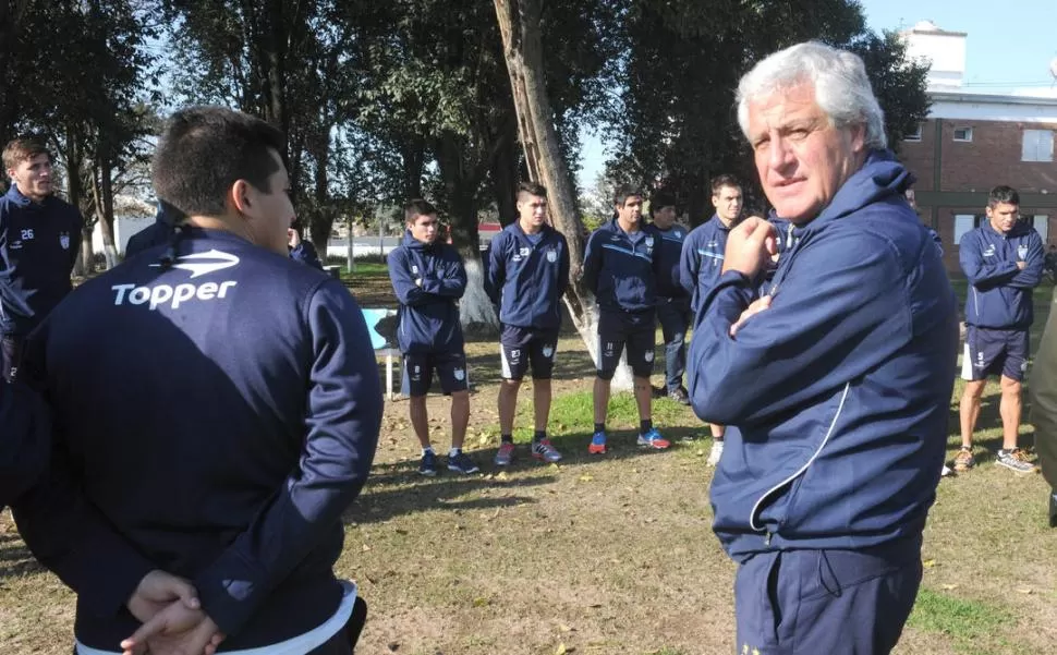 PENSANTE. Rivoira busca el mejor Atlético para el inicio del Torneo de Transición. 