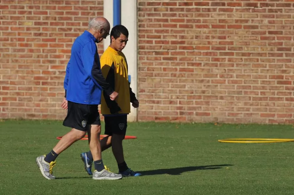 EL HEREDERO. Luciano Acosta se vestirá de Riquelme, con la 10 en la espalda. 