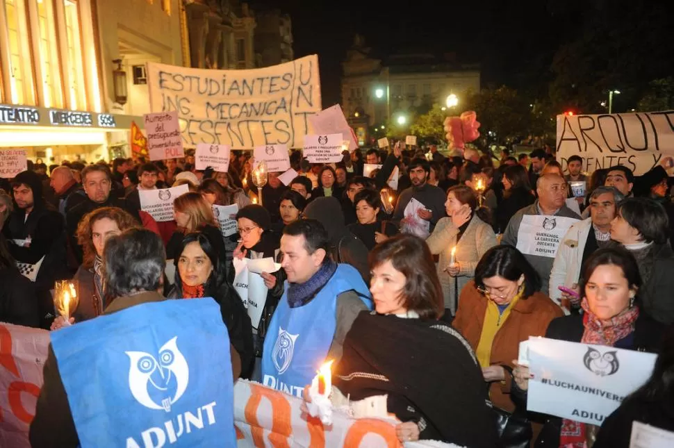 EN LA PLAZA. Pese al frío, la cuarta marcha de antorchas mostró una participación importante de docentes. la gaceta / foto de héctor peralta