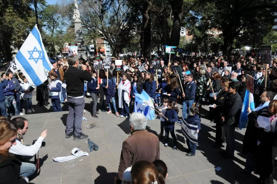 PLAZA INDEPENDENCIA. La comunidad judía tucumana se movilizó. la gaceta / foto de inés quinteros orio