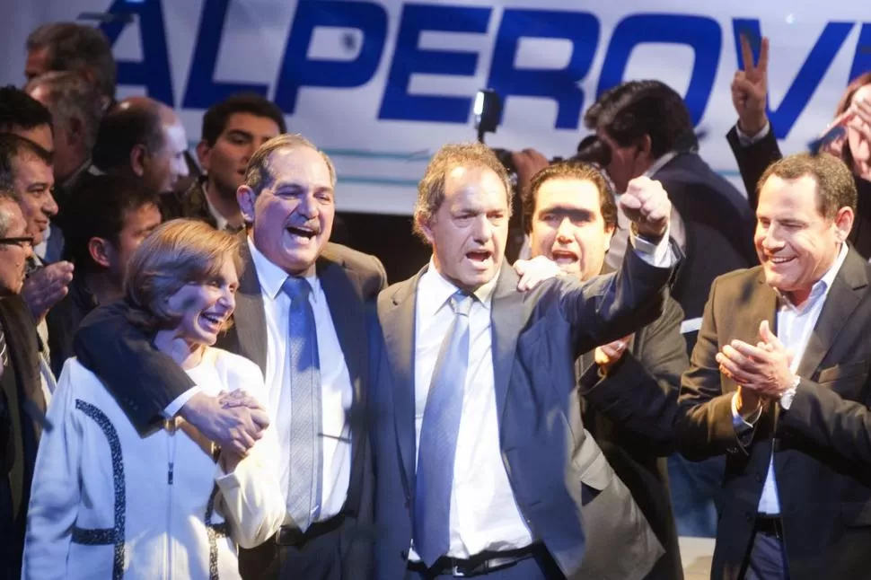 ARRIBO. Scioli llegó ayer a las 18.50 a Tucumán; Alperovich fue a recibirlo. la gaceta / foto de héctor peralta