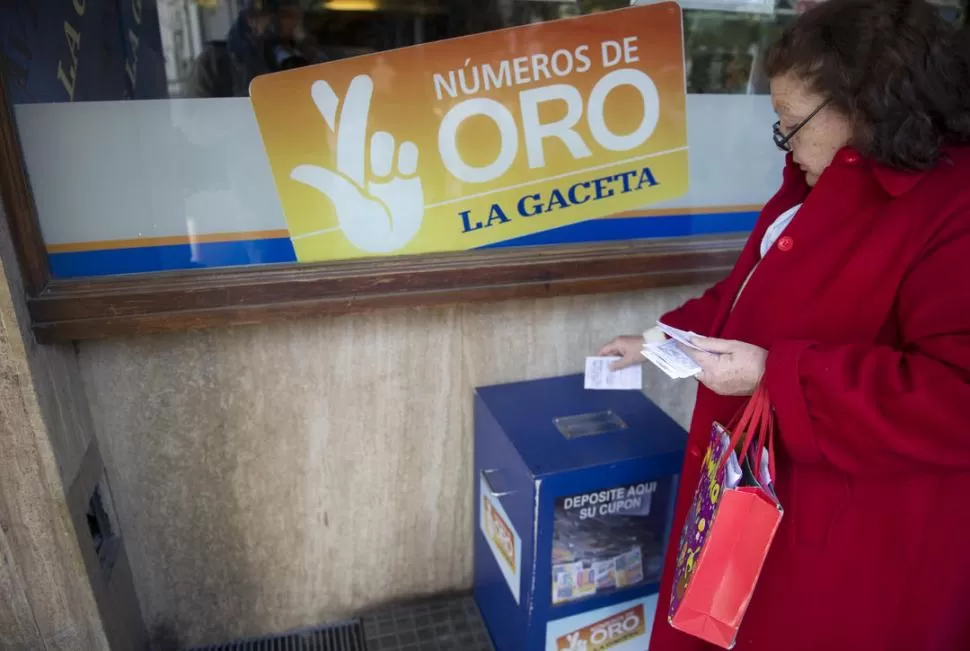 EXPECTATIVA. En la entrada del diario están las urnas para los cupones que participarán del sorteo del auto. la gaceta / foto de jorge olmos sgrosso