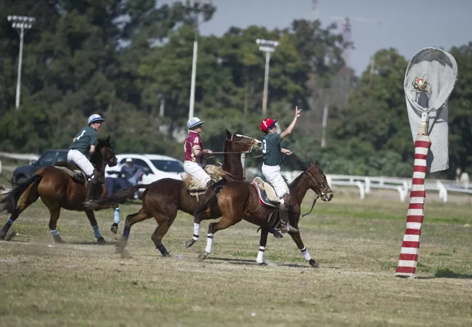 ADENTRO. En el momento justo, la cámara toma el ingreso del pato al aro.  