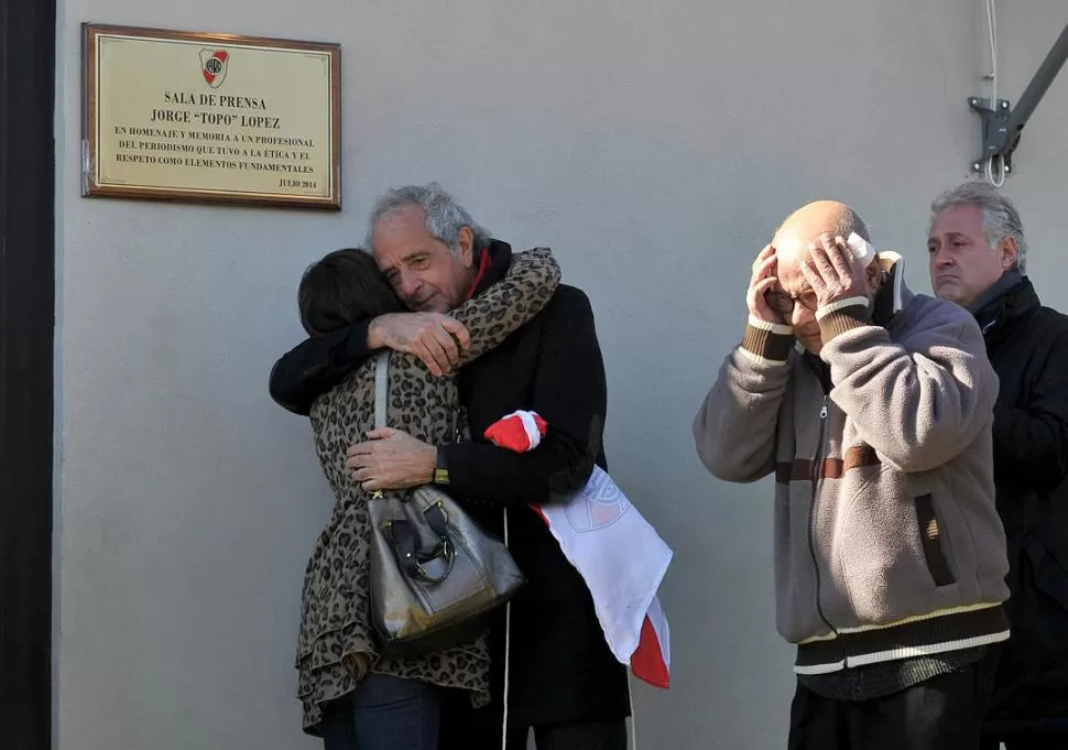 POR EL “TOPO”. “Vero” Brunatti, mujer de López, abraza a Rodolfo D’Onofrio. 