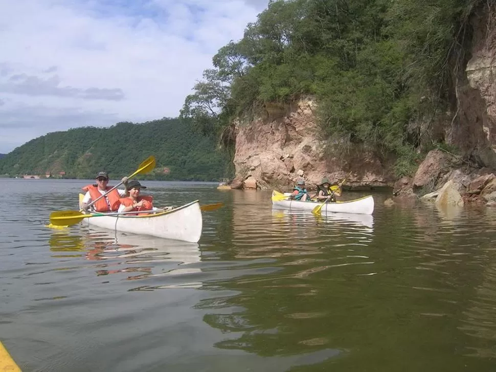 ¿ES TUCUMÁN? Sí, más precisamente, el espejo de El Cadillal; desde el agua, el paisaje es muy diferente al que se aprecia desde tierra.  foto Gentileza de Jorge Kristal / Norte Expediciones