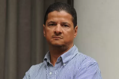 Vaccaro se defiende y  dice que le deben dinero