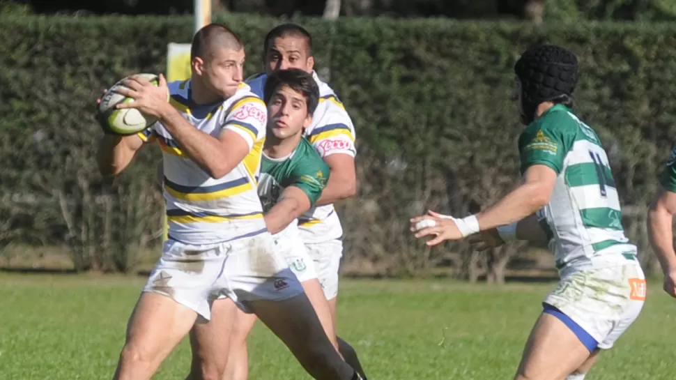 UN PASO ADELANTE. Lawn Tennis ganó un triunfo clave sobre la U de Salta, que lo posiciona cerca de la clasificación. En la escena, el juvenil fullback Matías Ferro, con la pelota. FOTO DE ANTONIO FERRONI / LA GACETA