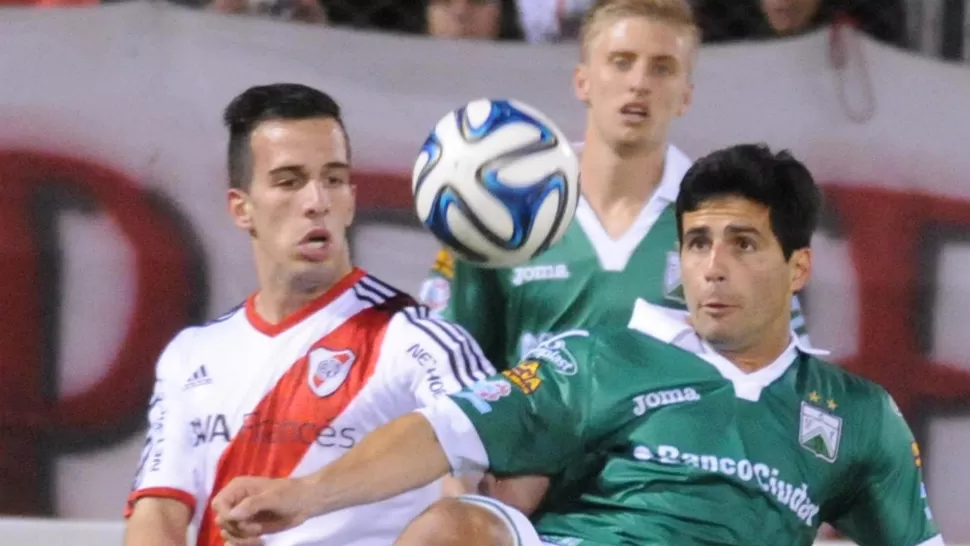 CABEZA A CABEZA. River y Ferro no se sacaron ventajas durante los 90 minutos y los Millinarios recién definieron el partido en los penales. TELAM