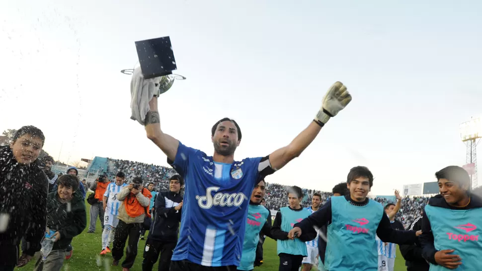 SE MIRA Y... El Laucha Lucchetti levanta la copa y se la ofrenda a los hinchas Decanos. LA GACETA / FOTO DE DIEGO ARAOZ