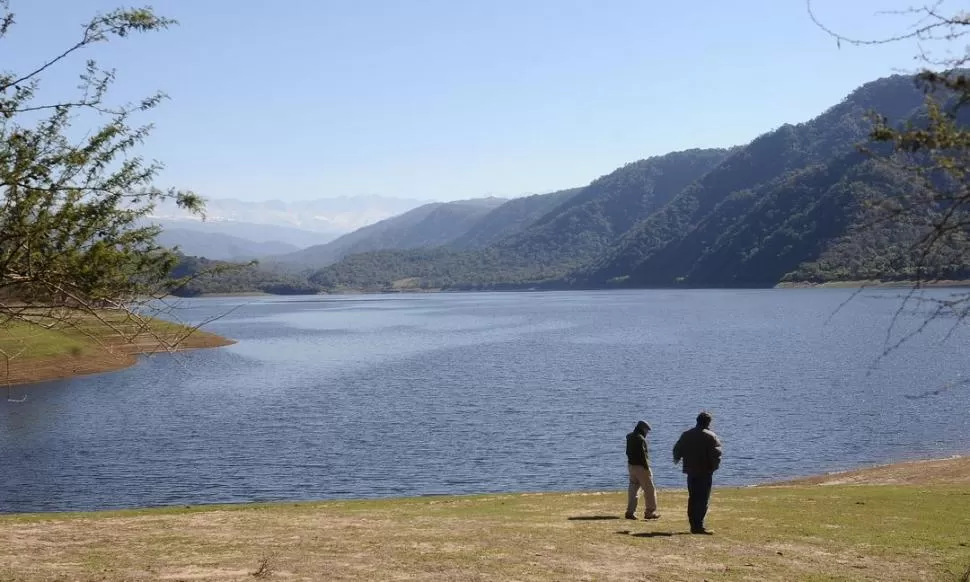 EN INVIERNO. El gigante espejo de agua reluce azulado con el brillo del sol y presume de la espesa vegetación que lo rodea en las montañas. la gaceta / fotos de osvaldo ripoll