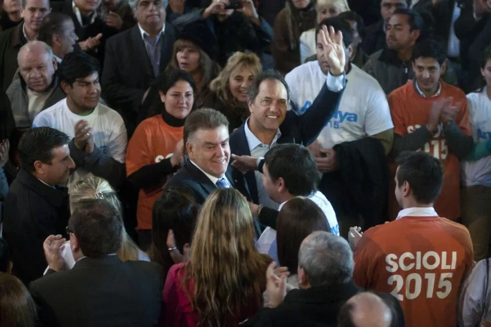 “REGALO” AMAYISTA. Amaya recibió a Scioli con un acto proselitista donde no faltaron remeras ni cánticos.     la gaceta / foto de inés quinteros orio