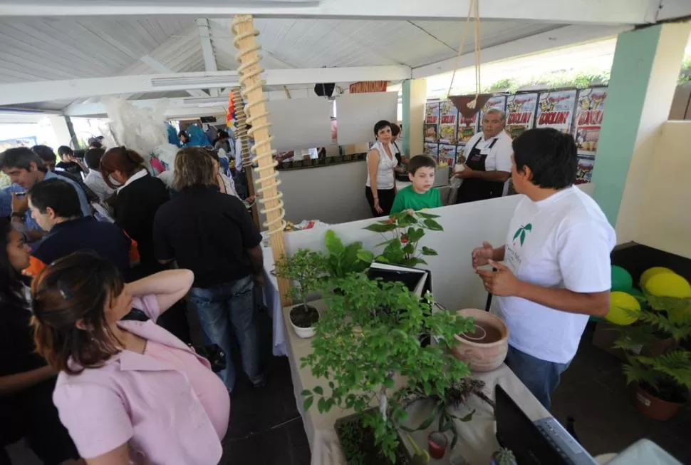 OFERTA DE PRIMERA MANO. Los emprendedores tienden a buscar las oportunidades que les da el mercado, pese al momento de crisis. la gaceta / foto de osvaldo ripoll (archivo)