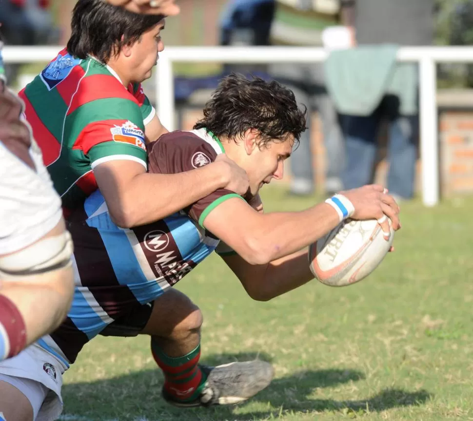 ¡TRY!. Nicolás Casal ya inició el descenso y se dispone a aterrizar en el ingoal de Huirapuca. Jockey aumentó el suspenso. 