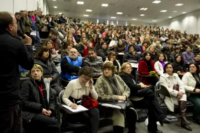 Los docentes de la UNT decidieron continuar con el paro por tiempo indeterminado