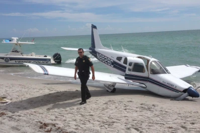 Una avioneta lo chocó mientras tomaba sol en una playa