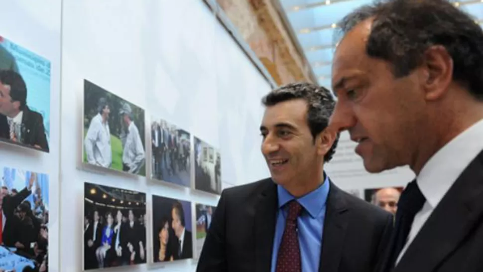 N NOVIEMBRE 2011. Randazzo y Scioli recorrieron felices la muestra “Néstor para Todos”, en tiempos en que ninguno pensaba en aplastar al otro. TELAM