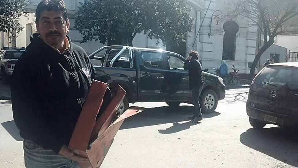 CON LA CAJA. Julio Torres sale de la seccional 2ª luego de hacer la denuncia. GENTILEZA JOSÉ ROMERO SILVA