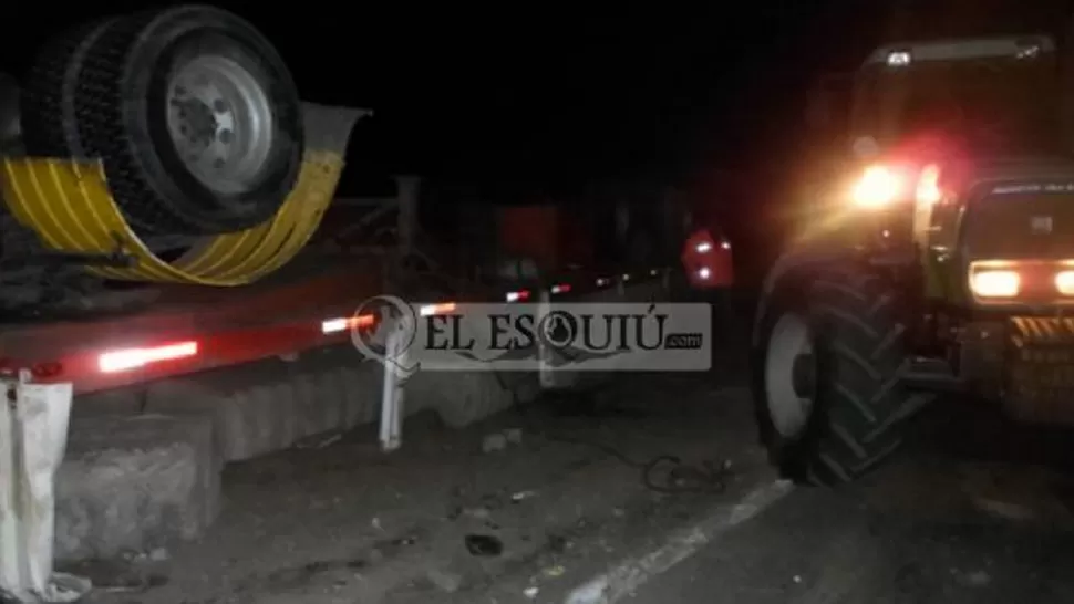 VUELCO. La tragedia ocurrió esta madrugada. FOTO TOMADA DE ELESQUIU.COM