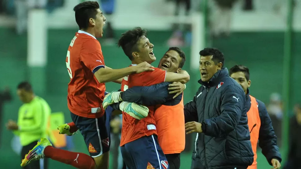 FESTEJO ROJO. Independiente venció a Belgrano 2 a 0, en el debut del técnico Almirón, y avanzó a los octavos de final de la Copa Argentina. TELAM