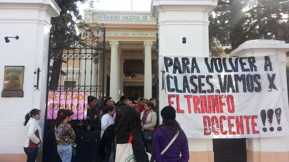 PROTESTA. Los estudiantes ocupan el Rectorado de la UNT. LA GACETA/ FOTO DE LUIS DUARTE