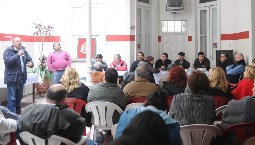 DE APURO. La convención partidaria sesionó ayer para evitar planteos frente a la postulación de José Cano. LA GACETA / FOTO DE HÉCTOR PERALTA