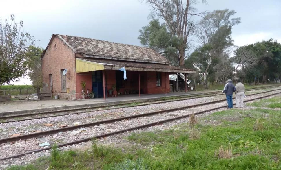 SILENCIOSA. Salvo el andar de algún carguero, del minero o el pasajero, la estación de Aráoz dejó de ser una parada de trocha ancha para convertirse en una vivienda ferroviaria y evocativa. la gaceta / fotos de osvaldo ripoll