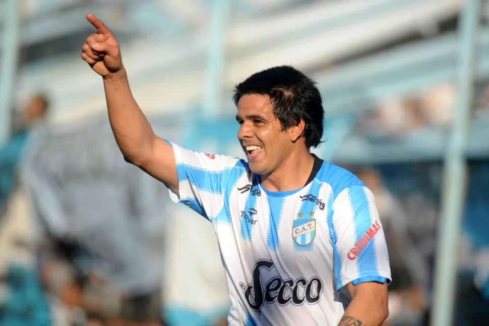 UN OASIS EN EL DESIERTO. Diego Jara puso el 1-0 cuando la mano venía complicada para Atlético. Su equipo no jugó bien pero igualmente terminó victorioso. la gaceta / foto de diego aráoz