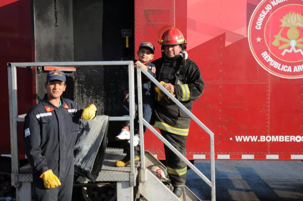EN FAMILIA. Santiago, Máximo y Pablo en el simulacro de Yerba Buena. 