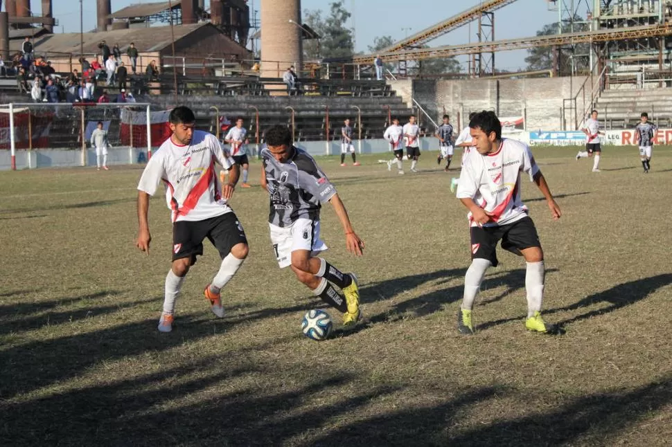 EN ALZA. Arrieta, de Ñuñorco, impide el avance de Tevez. Ganó el “Tigre” y sube. 